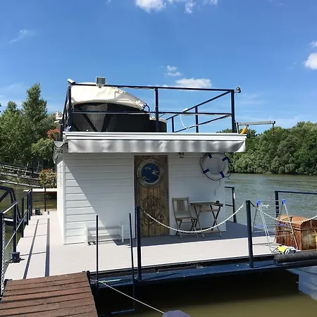 Botel Hausboat Life Is Good