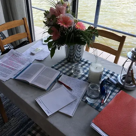 Botel Hausboat Life Is Good *