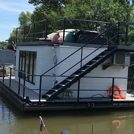 Hausboat Life Is Good Botel