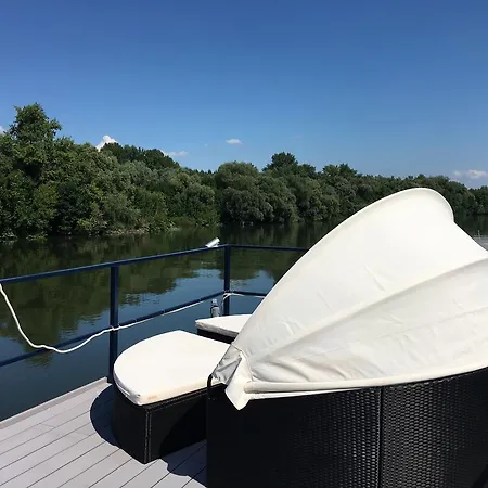 Hausboat Life Is Good