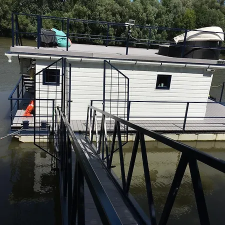 Botel Hausboat Life Is Good